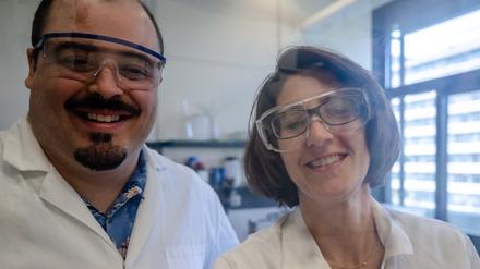 Preisgekrönt und heiter. Viktoria Däschlein-Geßner, Professorin für Anorganische Chemie an der Ruhr-Universität Bochum, mit Postdoktorand
Dr. Sébastien Lapointe. Die Chemie, so fand die Wissenschaftlerin schon als Schülerin, hat die besten Antworten auf die Frage, warum etwas funktioniert – und wie.
