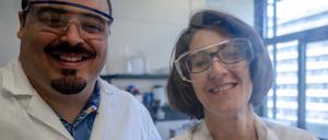 Preisgekrönt und heiter. Viktoria Däschlein-Geßner, Professorin für Anorganische Chemie an der Ruhr-Universität Bochum, mit Postdoktorand
Dr. Sébastien Lapointe. Die Chemie, so fand die Wissenschaftlerin schon als Schülerin, hat die besten Antworten auf die Frage, warum etwas funktioniert – und wie.