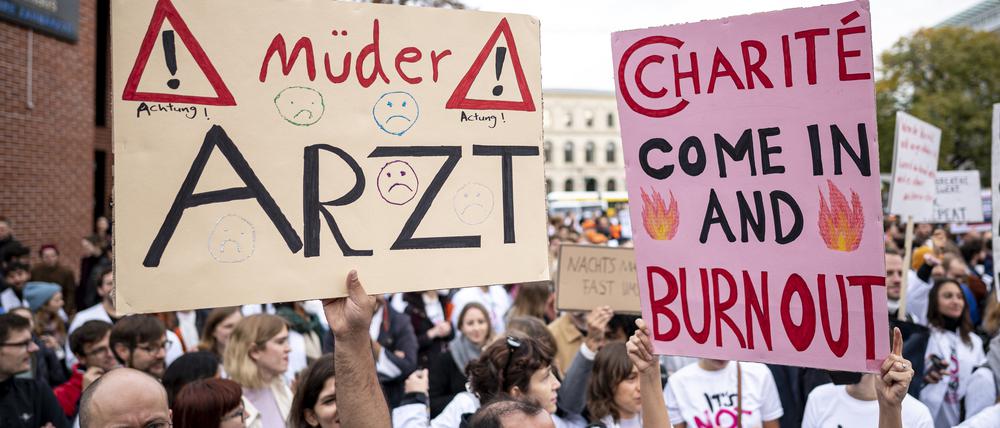Ärzte stehen beim eintägigen Warnstreik am Charité-Campus in Berlin-Mitte.