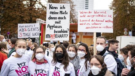 Ärzte stehen bei einem eintägigen Warnstreik des Marburger Bunds an der Charité. Der Marburger Bund fordert von der Charite substanzielle Verbesserung der Arbeitssituation der Ärzte. +++ dpa-Bildfunk +++