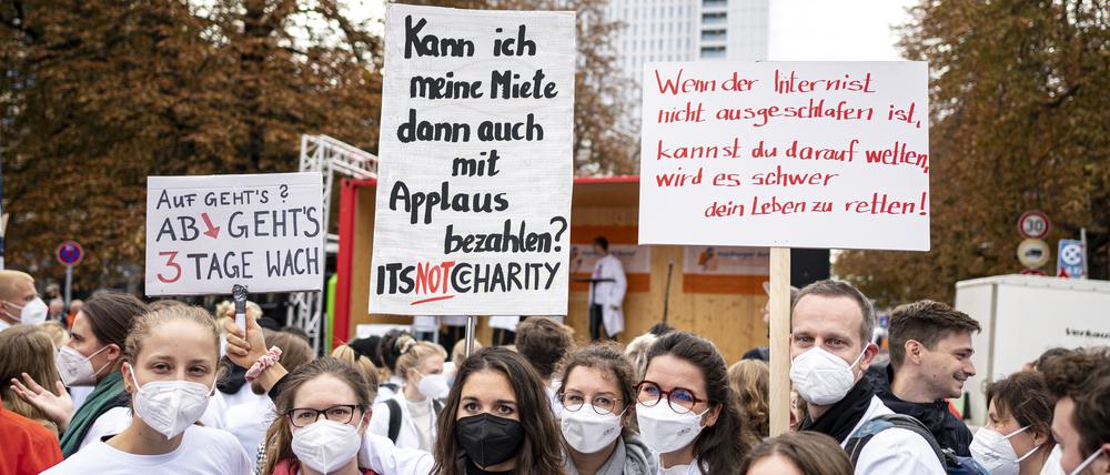Ärzte im Warnstreik vor der Charité im Oktober.