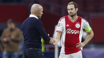Verkniffene Mienen. Trainer Alfred Schreuder und Abwehrspieler Daley Blind nach dem Debakel gegen Neapel.
