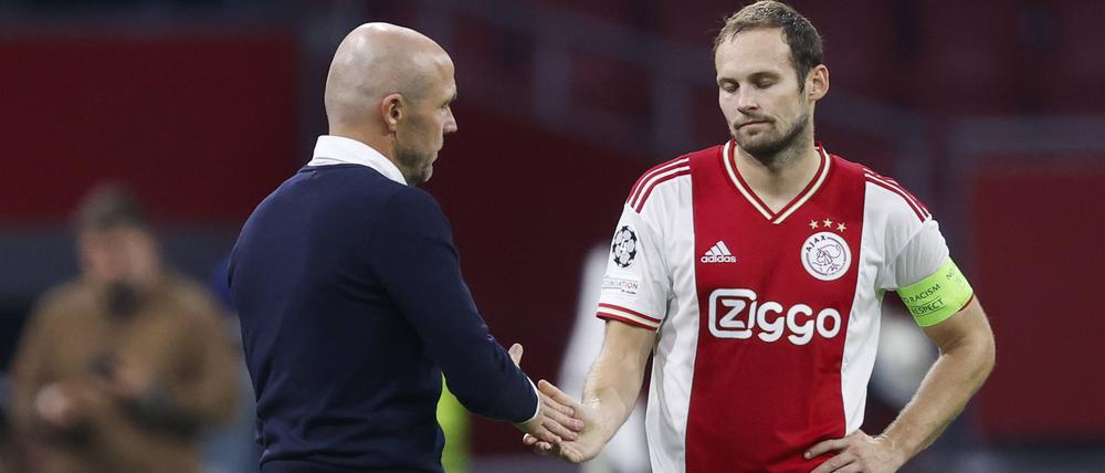 Verkniffene Mienen. Trainer Alfred Schreuder und Abwehrspieler Daley Blind nach dem Debakel gegen Neapel.