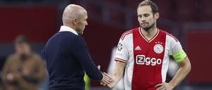 Verkniffene Mienen. Trainer Alfred Schreuder und Abwehrspieler Daley Blind nach dem Debakel gegen Neapel.