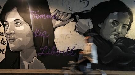 Ein Graffiti in Paris zeigt Solidarität mit den Protesten im Iran.