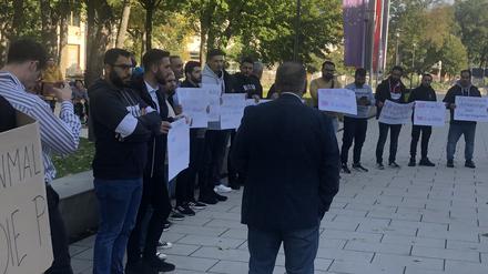 Bei einer Kundgebung vor der MBS-Arena, wo die Stadtverordneten am Mittwoch tagten, demonstrierten Betroffene für schnellere Arbeitsabläufe in der Einbürgerungsbehörde.