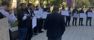 Bei einer Kundgebung vor der MBS-Arena, wo die Stadtverordneten am Mittwoch tagten, demonstrierten Betroffene für schnellere Arbeitsabläufe in der Einbürgerungsbehörde.