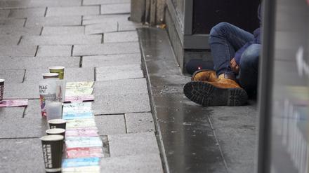 Obdachlosigkeit, Armut und Verelendung nehmen in der Hamburger Innenstadt massiv zu
24.09.2022 Hamburger Innenstadt
Immer mehr Menschen leben auf der Strasse
Initiativen, Vereine und Behörden stellen fest das die Verelendung, sichtbare Obdachlosigkeit, Bettelei / Bettler und Armut immer mehr zu. Der Bezirksamtsleiter hat deshalb einen Krisengipfel angekündigt.
Aktuelle Fotos aus der Hamburger Innenstadt - aufgenommen in und um die Mönckebergstrasse   Symbolbilder