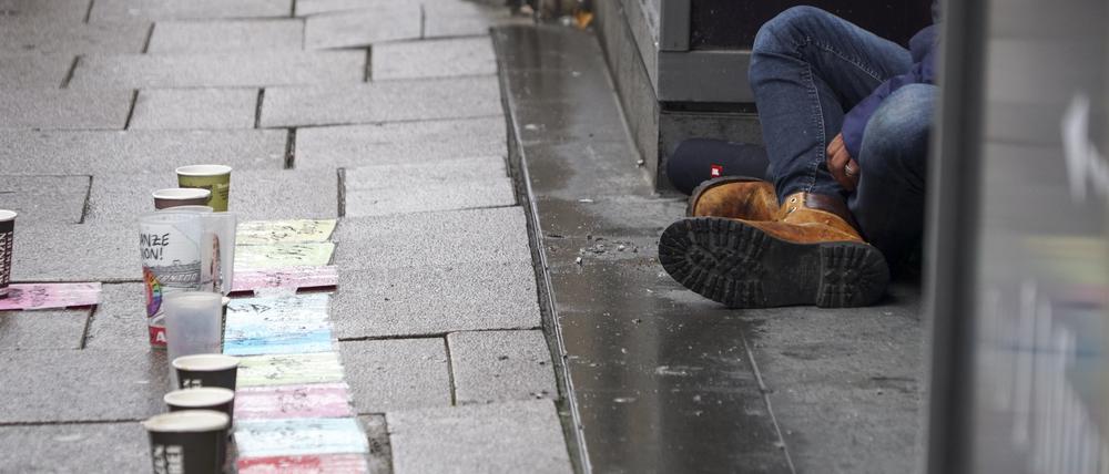 Obdachlosigkeit, Armut und Verelendung nehmen in der Hamburger Innenstadt massiv zu
24.09.2022 Hamburger Innenstadt
Immer mehr Menschen leben auf der Strasse
Initiativen, Vereine und Behörden stellen fest das die Verelendung, sichtbare Obdachlosigkeit, Bettelei / Bettler und Armut immer mehr zu. Der Bezirksamtsleiter hat deshalb einen Krisengipfel angekündigt.
Aktuelle Fotos aus der Hamburger Innenstadt - aufgenommen in und um die Mönckebergstrasse Symbolbilder