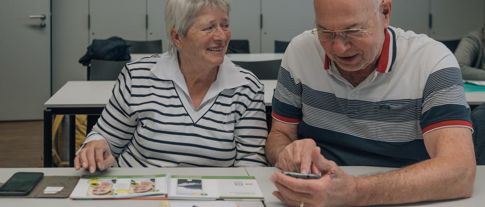 Mit vereinten Kräften. In Kontakt mit der Familie bleiben, Bilder verschicken, Geld überweisen: All das geht mit digitalen Hilfsmitteln besser – sofern man sie beherrscht.