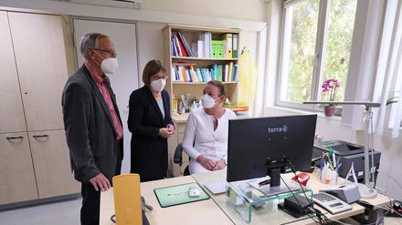 Andreas Schwark und Ursula Nonnemacher (Mitte) in der Potsdamer Praxis von Antje Meinecke.