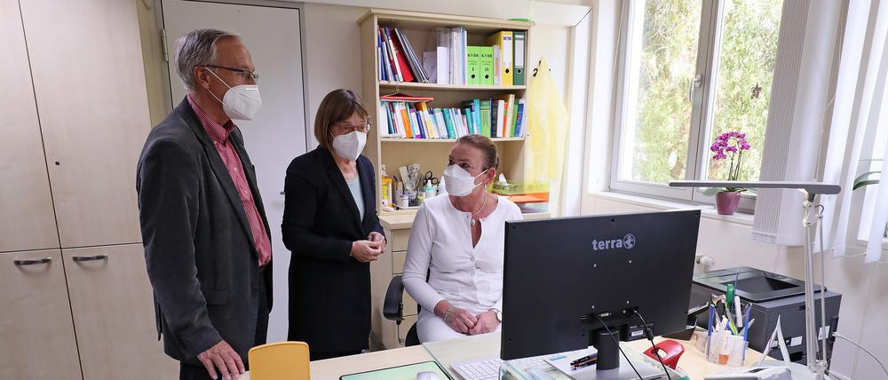 Andreas Schwark und Ursula Nonnemacher (Mitte) in der Potsdamer Praxis von Antje Meinecke.
