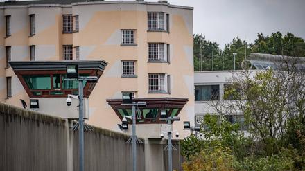 Die Justizvollzugsbeamtin arbeitete in der Haftanstalt Tegel. Nun sitzt sie in einem anderen Bundesland in U-Haft.