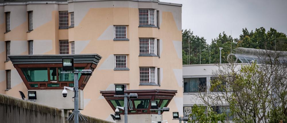 Die Justizvollzugsbeamtin arbeitete in der Haftanstalt Tegel. Nun sitzt sie in einem anderen Bundesland in U-Haft.