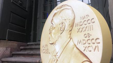 Ein Aufsteller in Form der prestigeträchtigen Nobelmedaille weist vor dem Nobelpreismuseum in der Altstadt Gamla Stan auf die Tage der Nobelpreis-Bekanntgaben hin. In der Schwedischen Akademie, die oberhalb des Museums zu Hause ist, wird am 06.10.2022 der Nobelpreis für Literatur bekanntgegeben. 