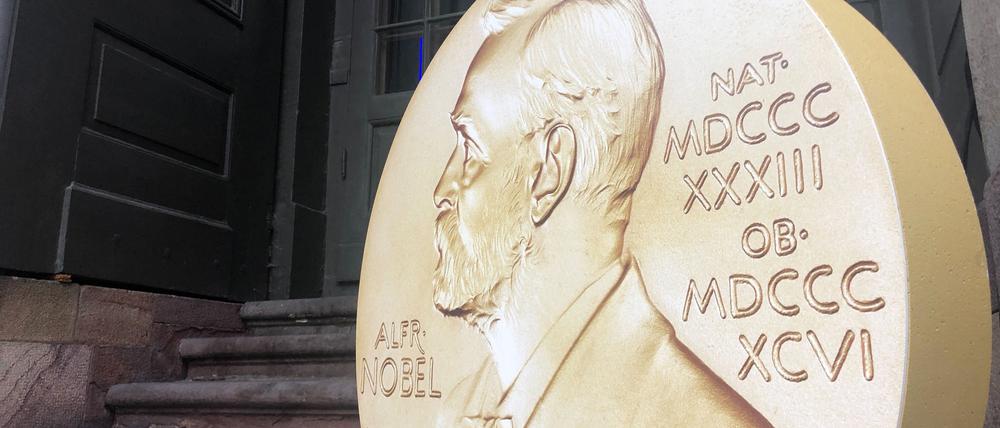 Ein Aufsteller in Form der prestigeträchtigen Nobelmedaille weist vor dem Nobelpreismuseum in der Altstadt Gamla Stan auf die Tage der Nobelpreis-Bekanntgaben hin. In der Schwedischen Akademie, die oberhalb des Museums zu Hause ist, wird am 06.10.2022 der Nobelpreis für Literatur bekanntgegeben. 