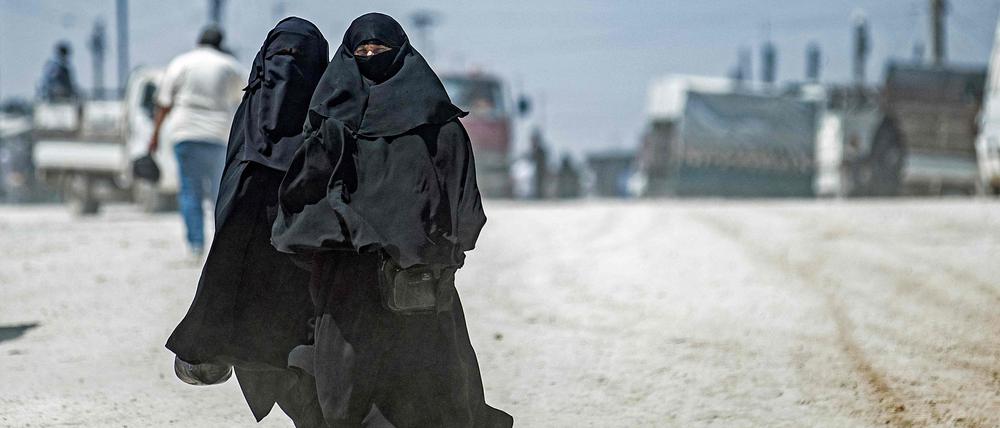 Fanatische Islamistinnen aus der Ära des IS in dem von Kurden bewachten Al-Hol-Camp in Syrien 2021.
