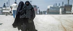 Fanatische Islamistinnen aus der Ära des IS in dem von Kurden bewachten Al-Hol-Camp in Syrien 2021.