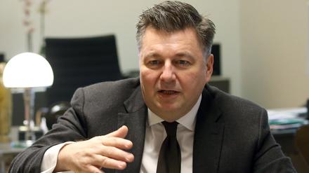 Andreas Geisel (SPD), Stadtentwicklungssenator, während eines dpa-Interviews in seinem Büro der Senatsverwaltung für Stadtentwicklung am Fehrbelliner Platz. 