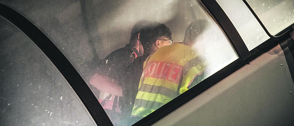 Polizeibeamte begleiten einen Afghanen auf dem Flughafen Leipzig-Halle in ein Charterflugzeug. (Symbolbild)