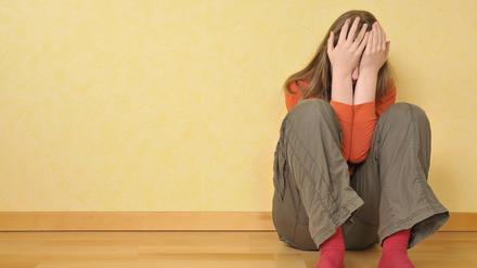 Jugendliche sitzt traurig auf dem Boden, Personen , Highlight , Einsamkeit , Trauer , pessimistisch; 2008, Symbolfoto, model released, indoor, Studioaufnahme , Mädchen, Jugendlicher, Jugendliche, Teenager, sitzen, depressiv, Depressionen, Kummer, Traurigkeit, Einsamkeit, Liebeskummer; , quer, Kbdig, Einzelbild,  ,