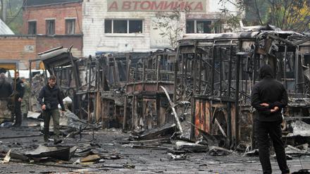 Ausgebrannte Busse stehen auf dem Gelände eines Transportunternehmens in Dnjepr nach einem Raketenangriff, der mutmaßlich von russischer Seite kam. 
