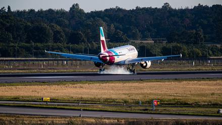 Ein Flugzeug der Eurowings im Landeanflug auf den Flughafen Berlin Brandenburg. 