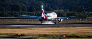  Ein Flugzeug der Eurowings im Landeanflug auf den Flughafen Berlin Brandenburg. 