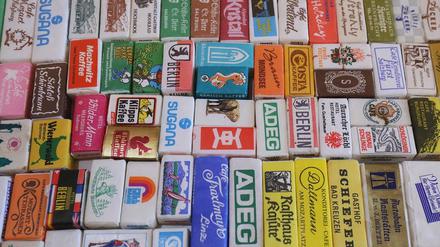 Süße Souvenirs. Die Zuckerstückchen-Sammlung von Karin Rädel umfasst rund 300 000 Objekte. 