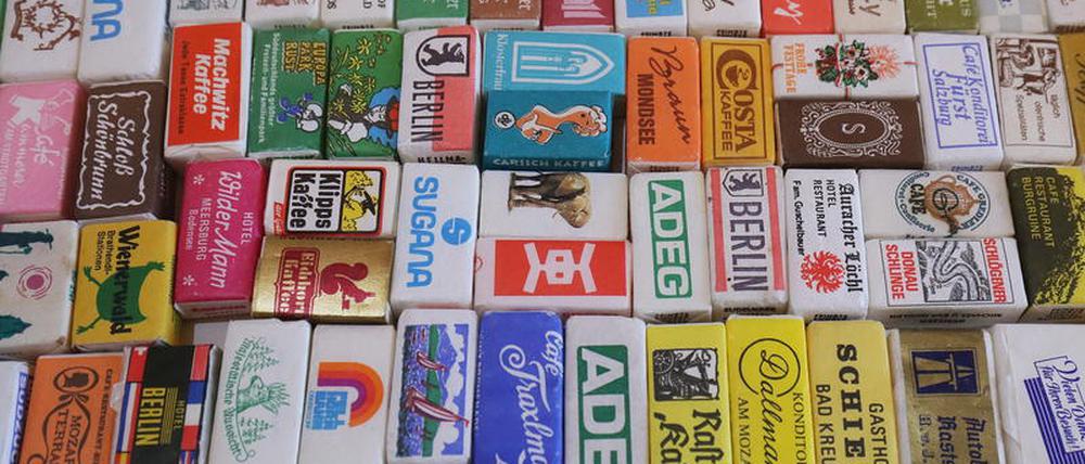 Süße Souvenirs. Die Zuckerstückchen-Sammlung von Karin Rädel umfasst rund 300 000 Objekte. 