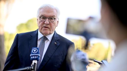 Bundespräsident Frank-Walter Steinmeier spricht am Rande des Arraiolos-Treffen der nicht-exekutiven Staatsoberhäupter der Europäischen Union den Präsidenten der Republik Polen, zu den Journalisten. 
