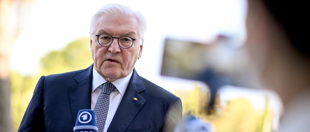 Bundespräsident Frank-Walter Steinmeier spricht am Rande des Arraiolos-Treffen der nicht-exekutiven Staatsoberhäupter der Europäischen Union den Präsidenten der Republik Polen, zu den Journalisten. 