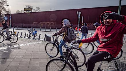 Geführte Radtour an einem von vielen Touristenzielen: Die Mauergedenkstätte an der Bernauer Straße zwischen Mitte und Gesundbrunnen. 