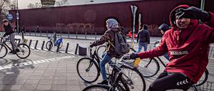 Geführte Radtour an einem von vielen Touristenzielen: Die Mauergedenkstätte an der Bernauer Straße zwischen Mitte und Gesundbrunnen. 