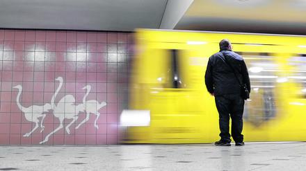 Eine U-Bahn fährt in den Bahnhof Zoologischer Garten ein. 
