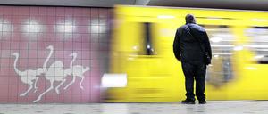 Eine U-Bahn fährt in den Bahnhof Zoologischer Garten ein. 