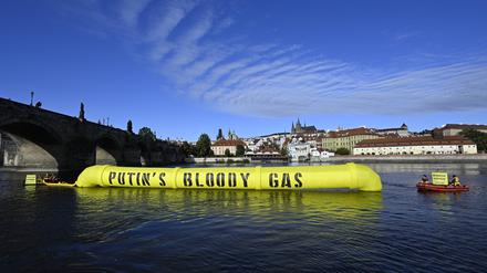 Greenpeace-Aktivisten demonstrieren in Prag gegen den Angriffskrieg des russischen Präsidenten Wladimir Putin.  