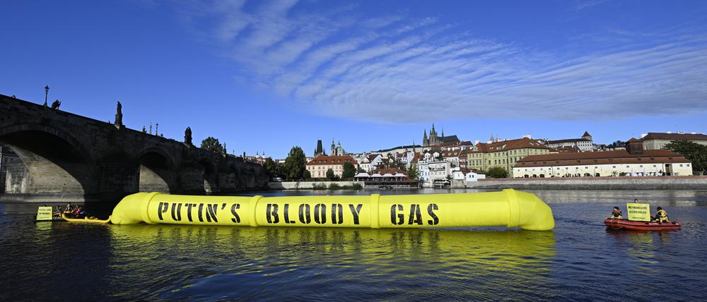 Greenpeace-Aktivisten demonstrieren in Prag gegen den Angriffskrieg des russischen Präsidenten Wladimir Putin.