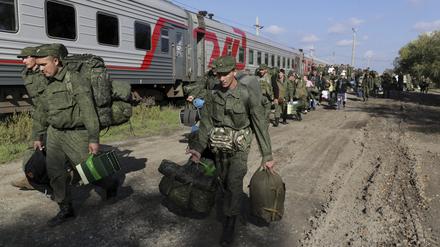 Russische Rekruten gehen auf einem Bahnhof in Prudboi in der Region Wolgograd zum Zug. (Archivbild)