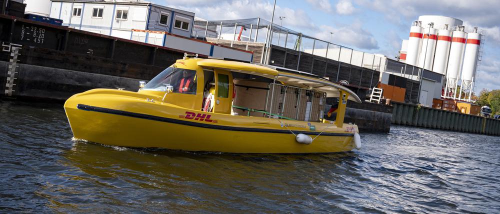 Ein Paketschiff wird kommen. Das elektrisch angetriebene Solarboot bringt in der Anfangsphase bis zu einer Tonne Päckchen und Pakete in den Westhafen in Moabit. 