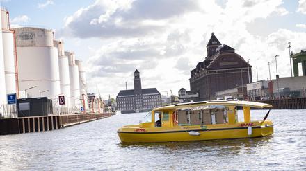 06.10.2022, Berlin: Ein Solarschiff der DHL der Deutschen Post fährt in den Westhafen Berlin. DHL startet am 6. Oktober 2022 in Berlin mit einem elektrisch angetriebenen Solarschiff den Pakettransport auf dem Wasser. Foto: Fabian Sommer/dpa +++ dpa-Bildfunk +++