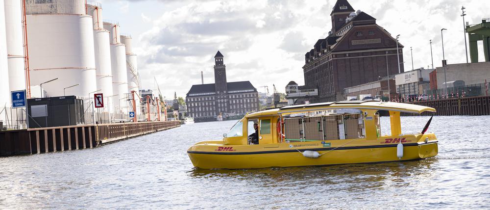 Ein Solarschiff der DHL der Deutschen Post fährt in den Westhafen Berlin.