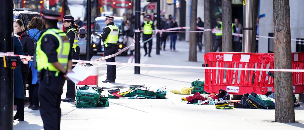 Polizeibeamte stehen Wache am Tatort, nachdem drei Menschen in der Londoner City niedergestochen wurden.