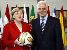 „Großartige Persönlichkeit“: Angela Merkel trauert um Franz Beckenbauer