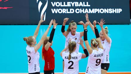 Die Volleyballerinnen bejubeln den Sieg gegen Thailand.