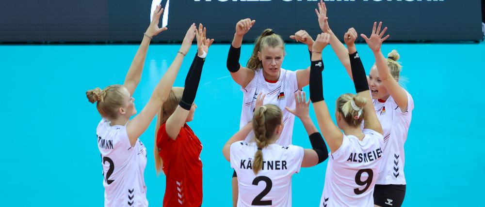 Die Volleyballerinnen bejubeln den Sieg gegen Thailand.