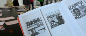 Eine Frau hält auf der documenta fifteen im Fridericianum die Broschüre mit dem Titel «Presence des Femmes», die 1988 in Algier erschienen ist, in den Händen. Sie enthält weitere als antisemitisch kritisierte Motive.