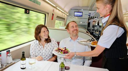 Die neue Weinauswahl ist ab sofort in allen Fernverkehrszügen der DB sowohl im Bordrestaurant, Bordbistro als auch beim Service direkt am Sitzplatz in der 1. Klasse erhältlich. Weiterer Text über ots und www.presseportal.de/nr/31465 / Die Verwendung dieses Bildes ist für redaktionelle Zwecke honorarfrei. Veröffentlichung bitte unter Quellenangabe: "obs/Deutsche Bahn AG/DB Fernverkehr AG" Foto: DB Fernverkehr AG/Deutsche Bahn AG/obs