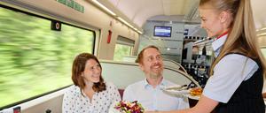 Die neue Weinauswahl ist ab sofort in allen Fernverkehrszügen der DB sowohl im Bordrestaurant, Bordbistro als auch beim Service direkt am Sitzplatz in der 1. Klasse erhältlich. Weiterer Text über ots und www.presseportal.de/nr/31465 / Die Verwendung dieses Bildes ist für redaktionelle Zwecke honorarfrei. Veröffentlichung bitte unter Quellenangabe: "obs/Deutsche Bahn AG/DB Fernverkehr AG" Foto: DB Fernverkehr AG/Deutsche Bahn AG/obs