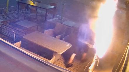 Die Polizei sucht mehrere Brandstifter.